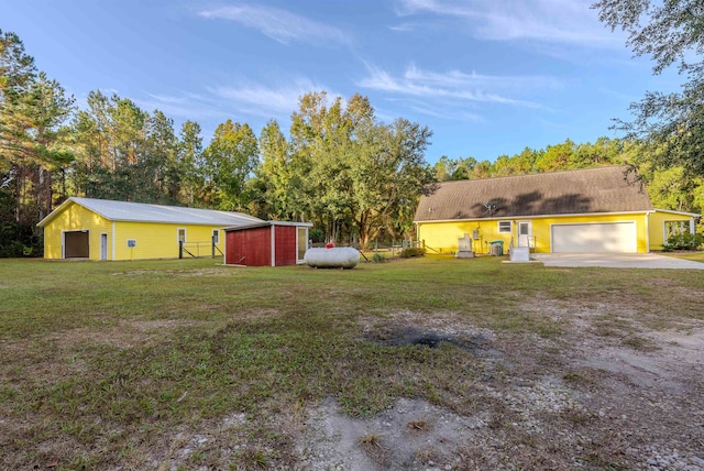 view of yard featuring an outdoor structure and a garage