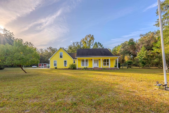 view of front facade featuring covered porch and a front lawn