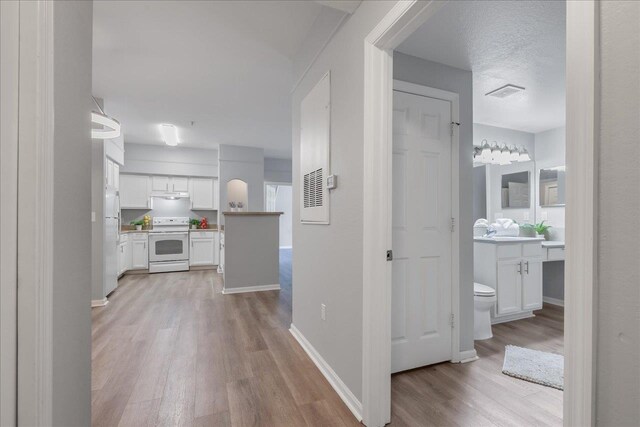 2801 Chancellorsville Dr Unit 1217, Tallahassee, FL 32312 - corridor featuring light wood-type flooring and baseboards