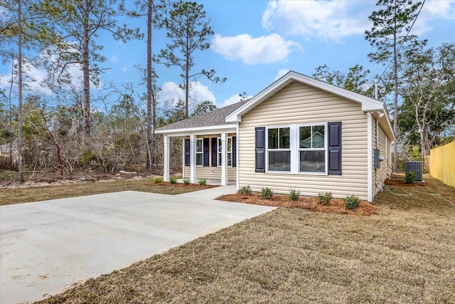 view of front facade featuring cooling unit and a front lawn