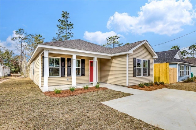 view of front of home featuring a front lawn