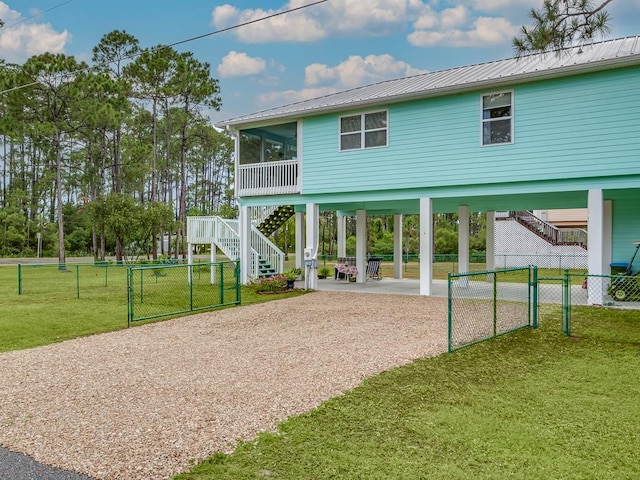 view of property's community featuring a lawn