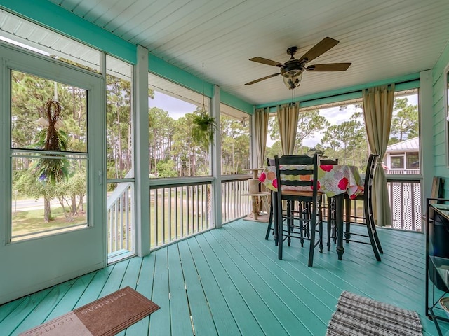 sunroom featuring ceiling fan