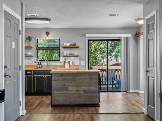 420 Indian Village Trl, Tallahassee, FL 32304 - bar featuring a sink, dark wood finished floors, tasteful backsplash, and baseboards