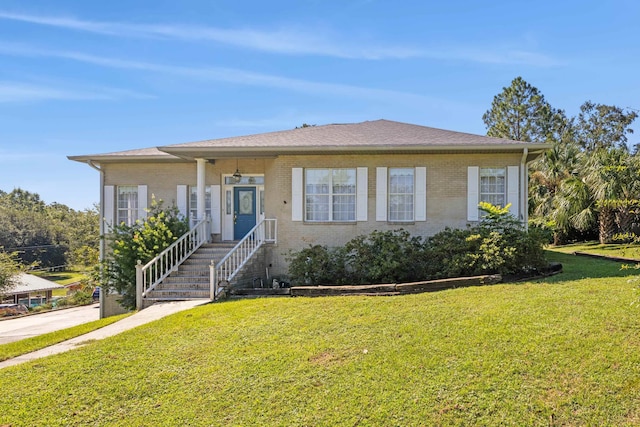 view of front facade featuring a front yard