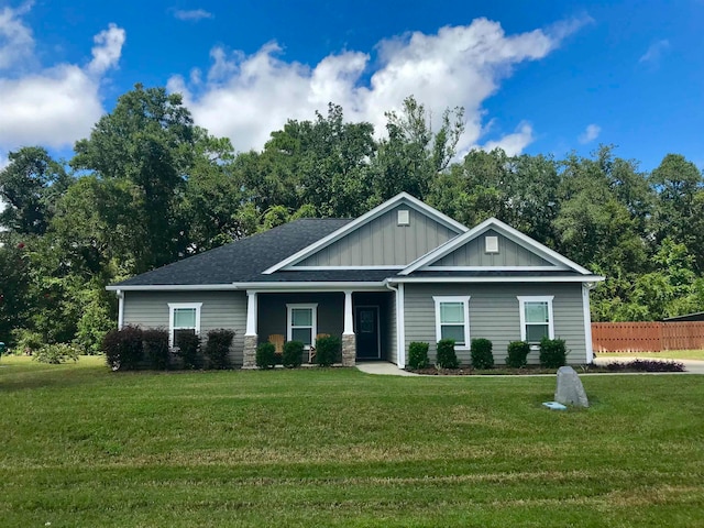 view of front of property featuring a front lawn