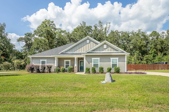 craftsman inspired home featuring a front lawn