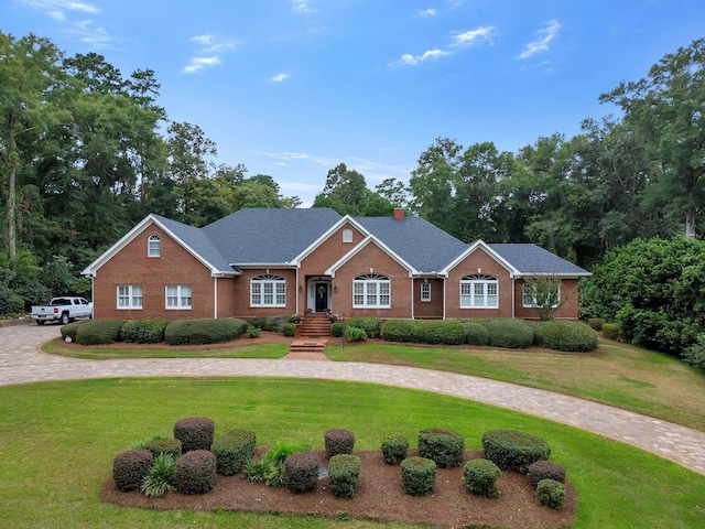 ranch-style house featuring a front lawn