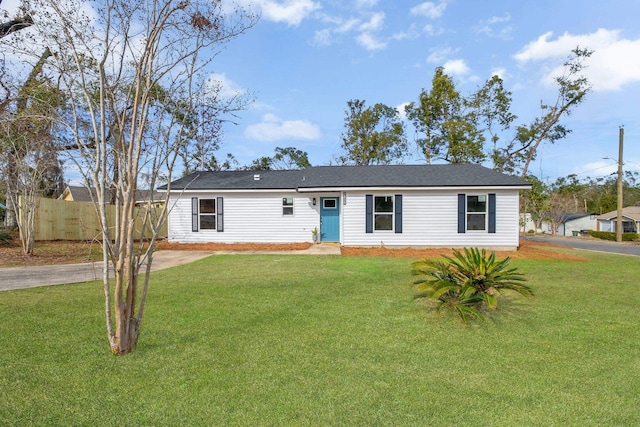 ranch-style house featuring a front yard