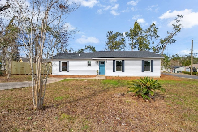 single story home featuring a front lawn