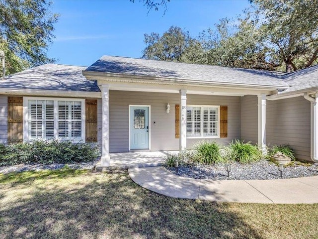 view of front of property featuring a front yard and a porch