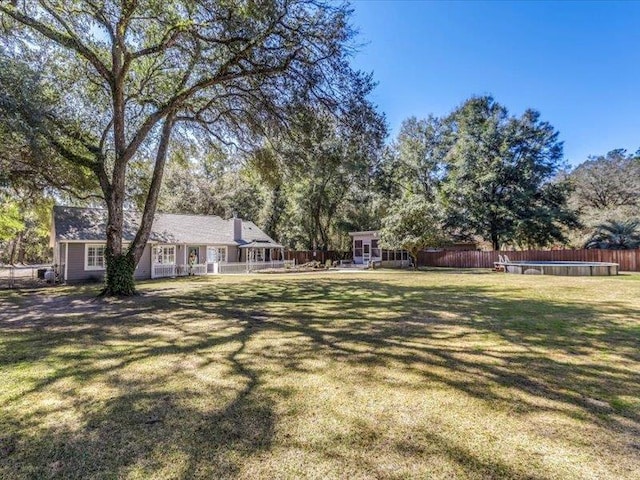 view of yard featuring a fenced in pool