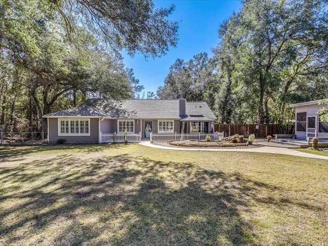 view of front of house featuring a front lawn