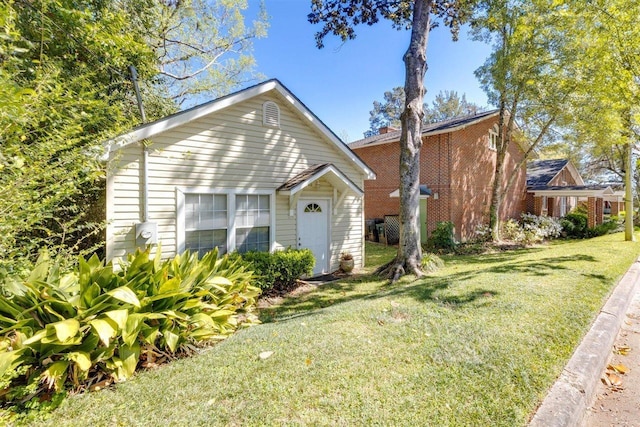 view of front of home with a front lawn