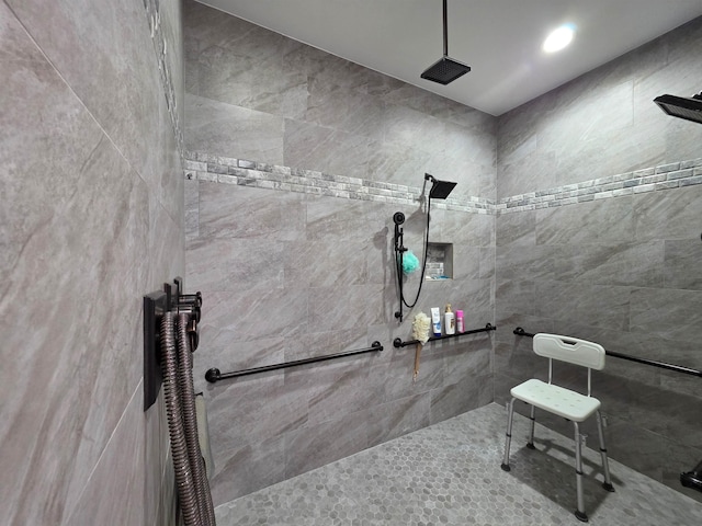 bathroom featuring tiled shower