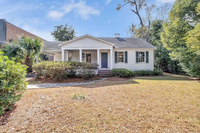 view of front of property featuring a front yard and covered porch