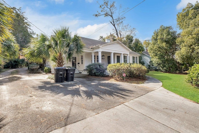 view of front facade featuring a front lawn