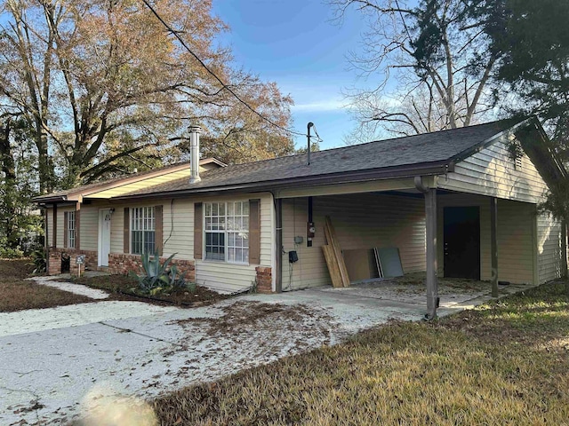 view of front of home with a carport and a front yard