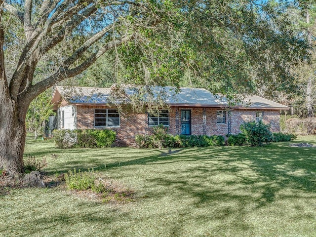 single story home featuring a front lawn