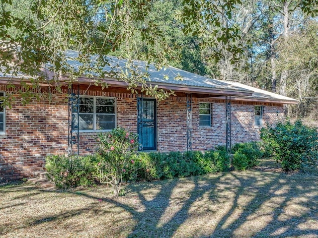 ranch-style home with a front yard