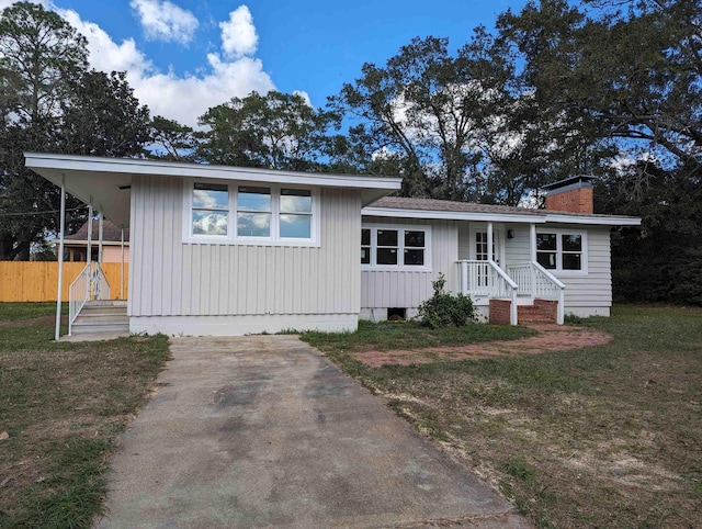 view of front of house with a front lawn