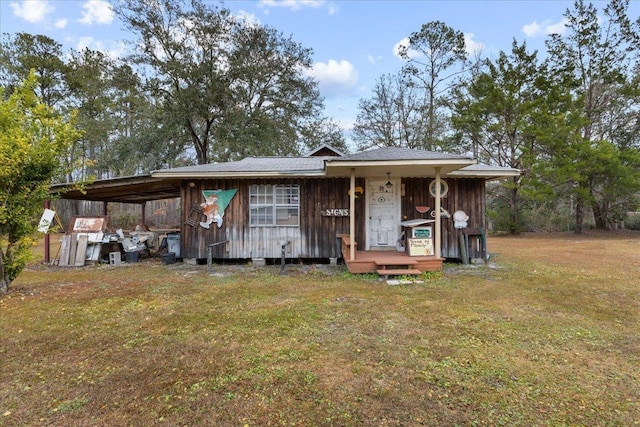 view of front of house with a front yard