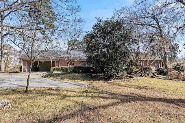 view of front of property with a front lawn