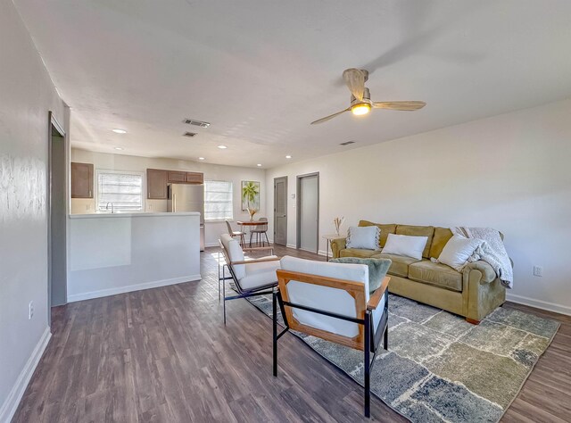 living area featuring a ceiling fan, recessed lighting, dark wood-style floors, and baseboards