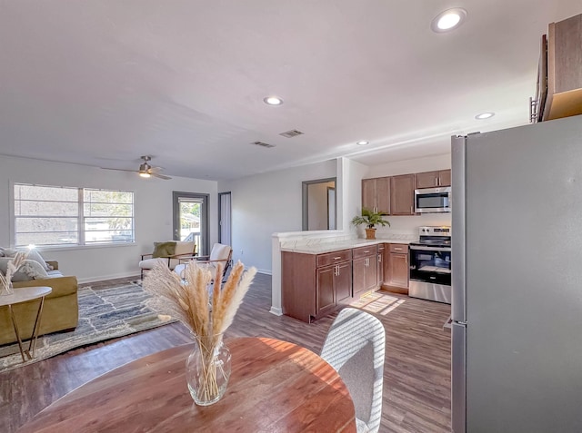 dining space with light wood finished floors, visible vents, recessed lighting, and ceiling fan