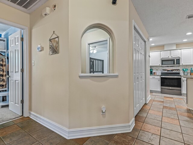 7214 Jaffrey Ct, Tallahassee, FL 32312 - corridor featuring baseboards, a textured ceiling, and recessed lighting