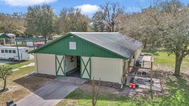 view of outdoor structure with an outbuilding