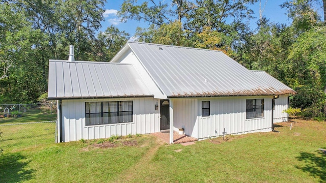 view of front of house with fence and a front yard