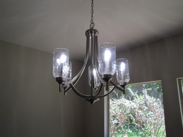 room details featuring a chandelier