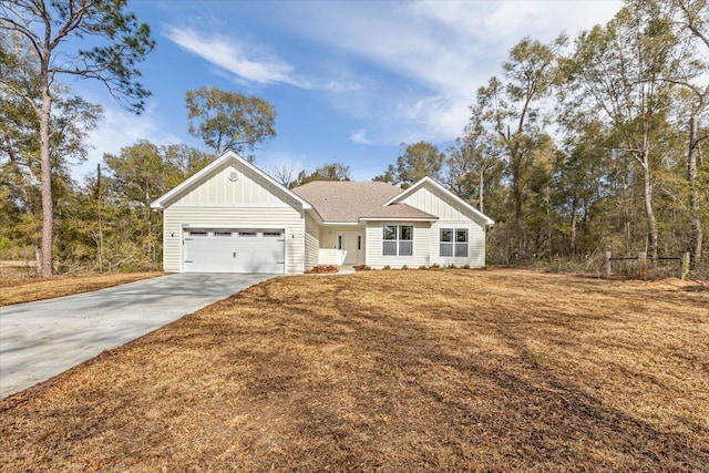 view of front facade featuring a garage and a front yard