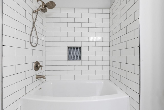 bathroom with tiled shower / bath