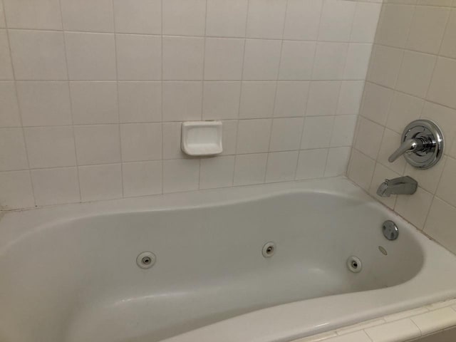 325 Chastain Ln, Tallahassee, FL 32305 - bathroom with a jetted tub