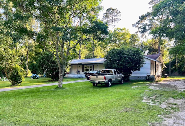 view of front of property with a front lawn