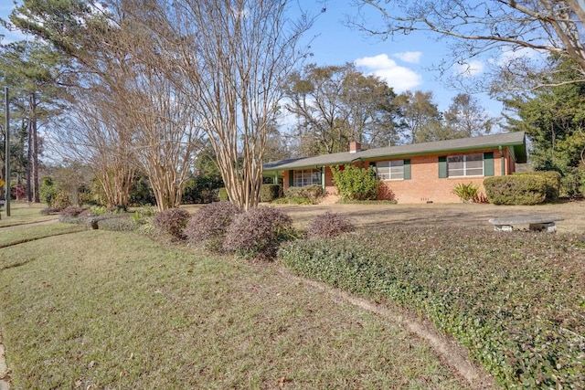 single story home with a front lawn