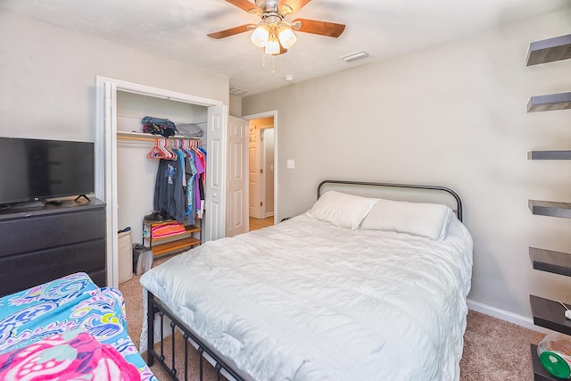 bedroom featuring ceiling fan, a closet, and carpet flooring