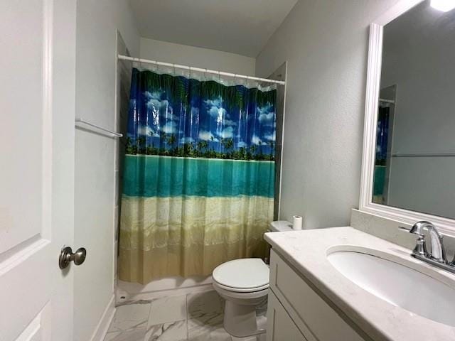 bathroom with a shower with shower curtain, vanity, and toilet