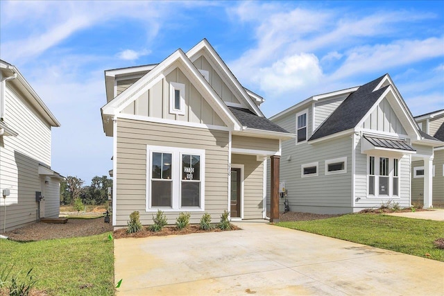 view of front facade featuring a front lawn