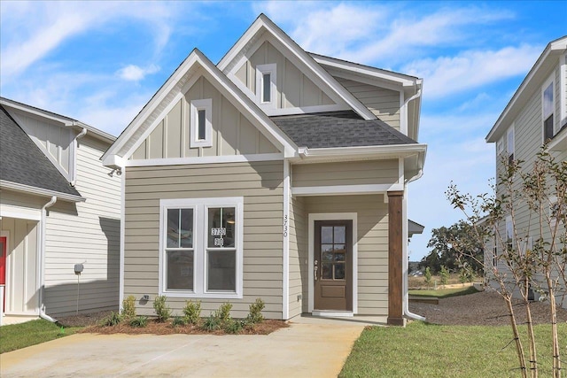 view of front facade with a front yard