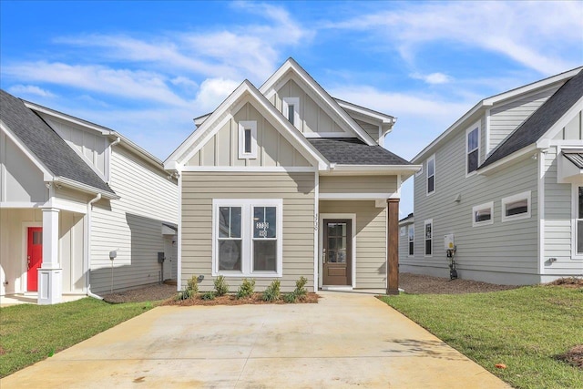 view of front of property featuring a front yard