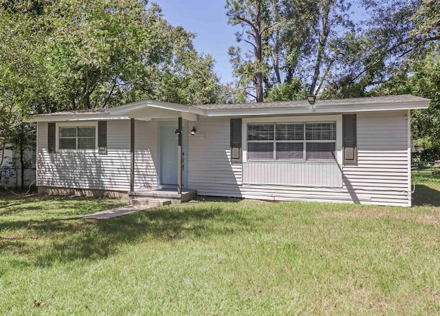 ranch-style home featuring a front lawn