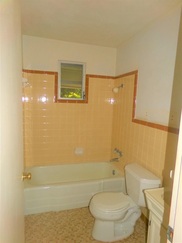 906 NE 1st St, Havana, FL 32333 - full bath featuring vanity, toilet, tile walls, shower / bath combination, and wainscoting