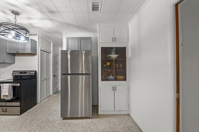 kitchen featuring stainless steel appliances, a chandelier, and gray cabinets