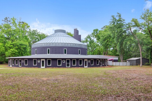 view of front of property featuring a front yard