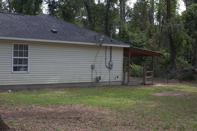29 Chippewa Rd, Crawfordville, FL 32327 - view of side of home with roof with shingles and a yard