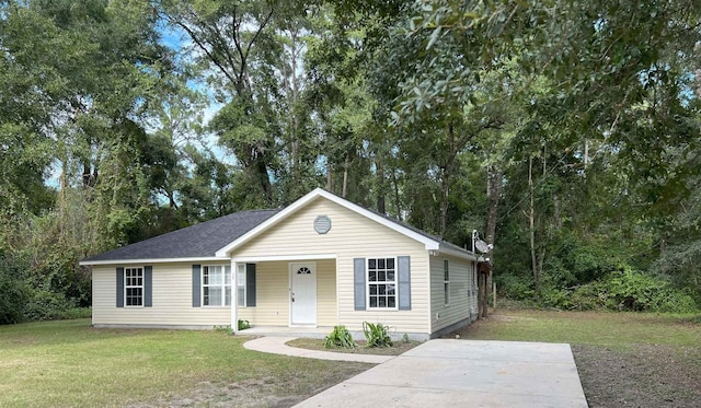 29 Chippewa Rd, Crawfordville, FL 32327 - view of front facade with a front yard and a shingled roof