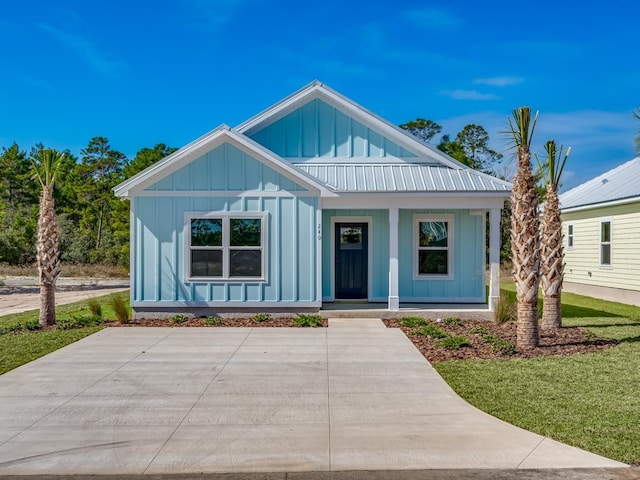 view of front of house with a front lawn and covered porch